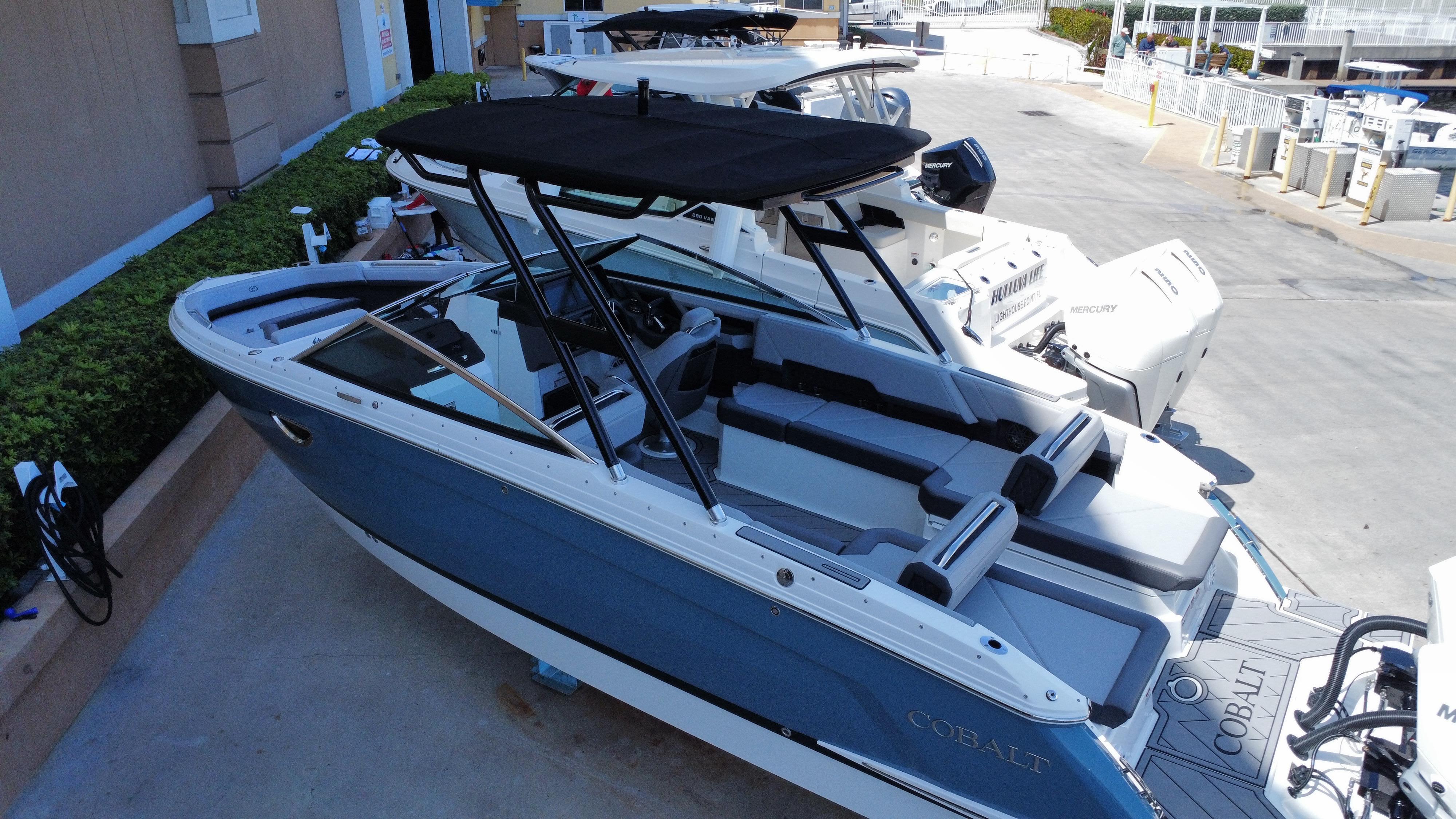 2023 Cobalt R8 Outboard
