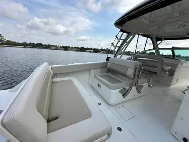 2019 Boston Whaler 320 Vantage