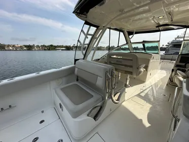 2019 Boston Whaler 320 Vantage