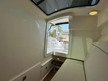 2019 Boston Whaler 320 Vantage