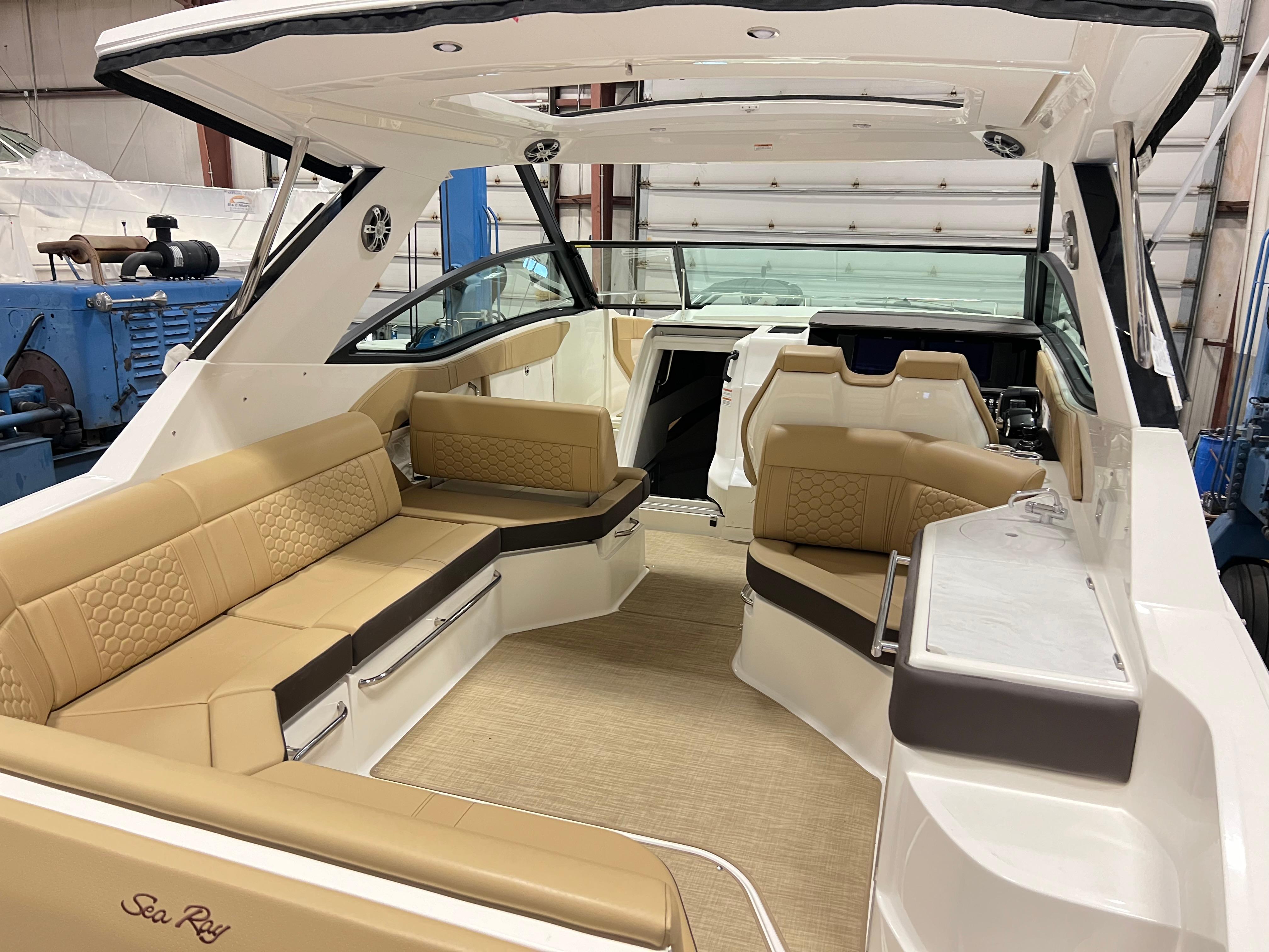 2024 Sea Ray 320 Sundancer