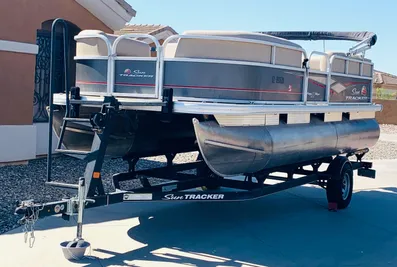 2018 Sun Tracker 18 DXL Party Barge