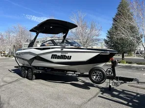 2023 Malibu 22 LSV