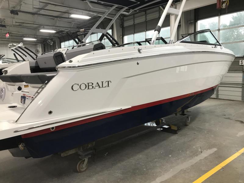 2022 Cobalt R8 Outboard