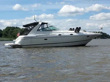 2001 Cruisers Yachts 3870 Express