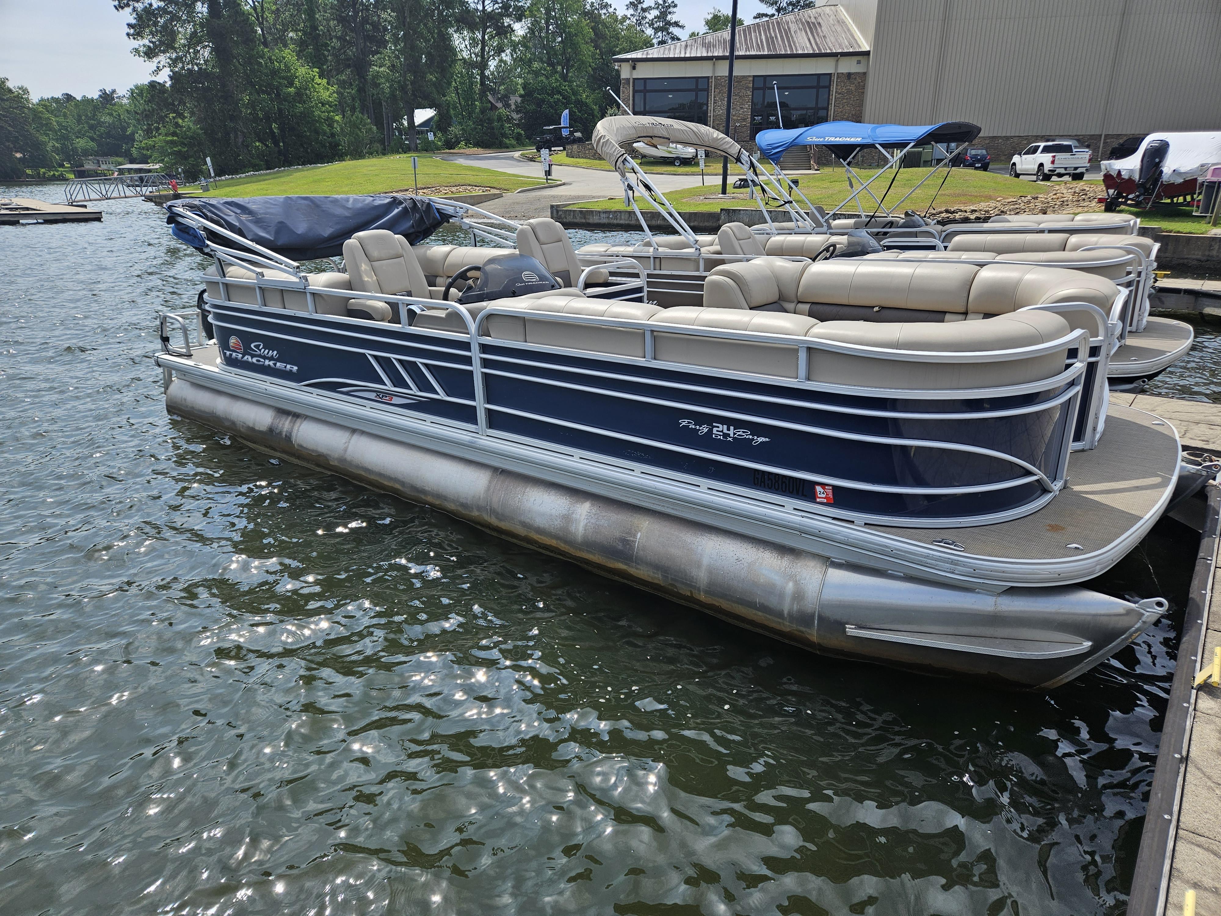 2021 Sun Tracker Party Barge 24 XP3