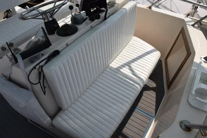 Forward flybridge bench seat