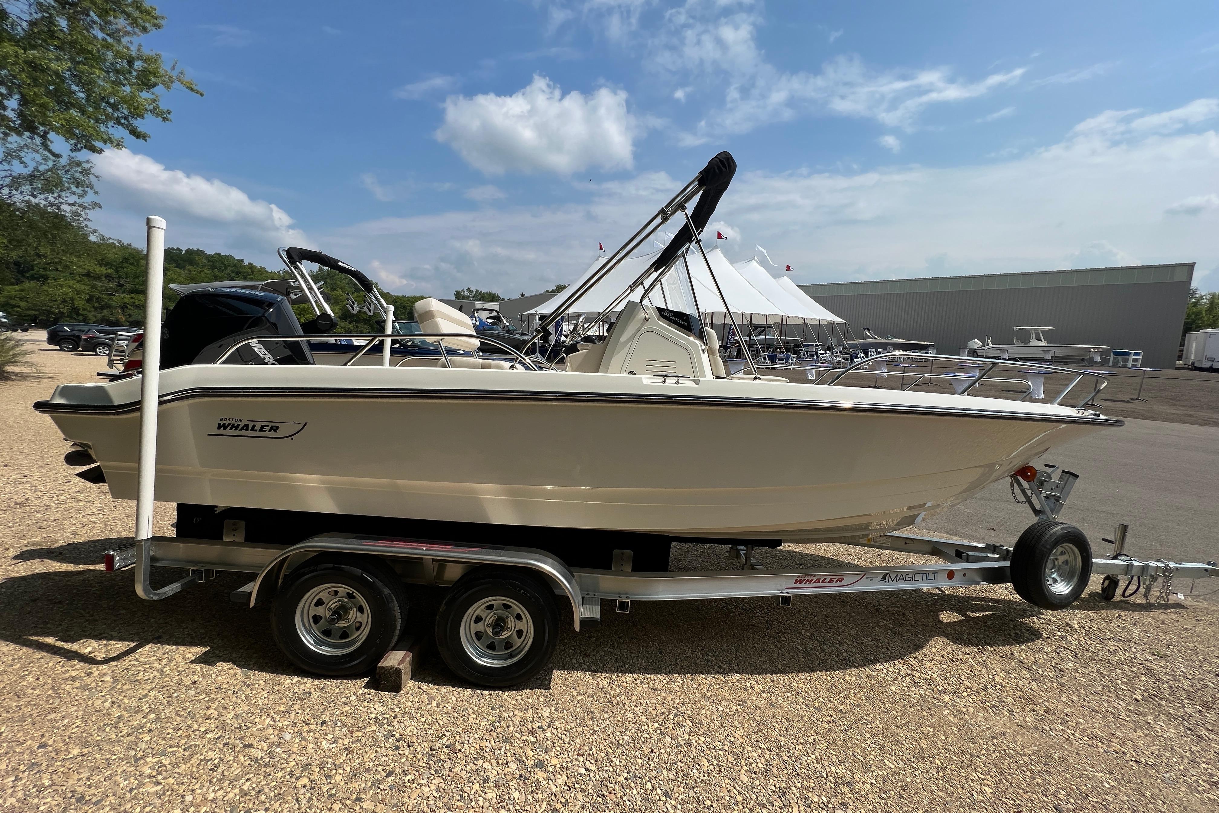 2023 Boston Whaler 220 Dauntless