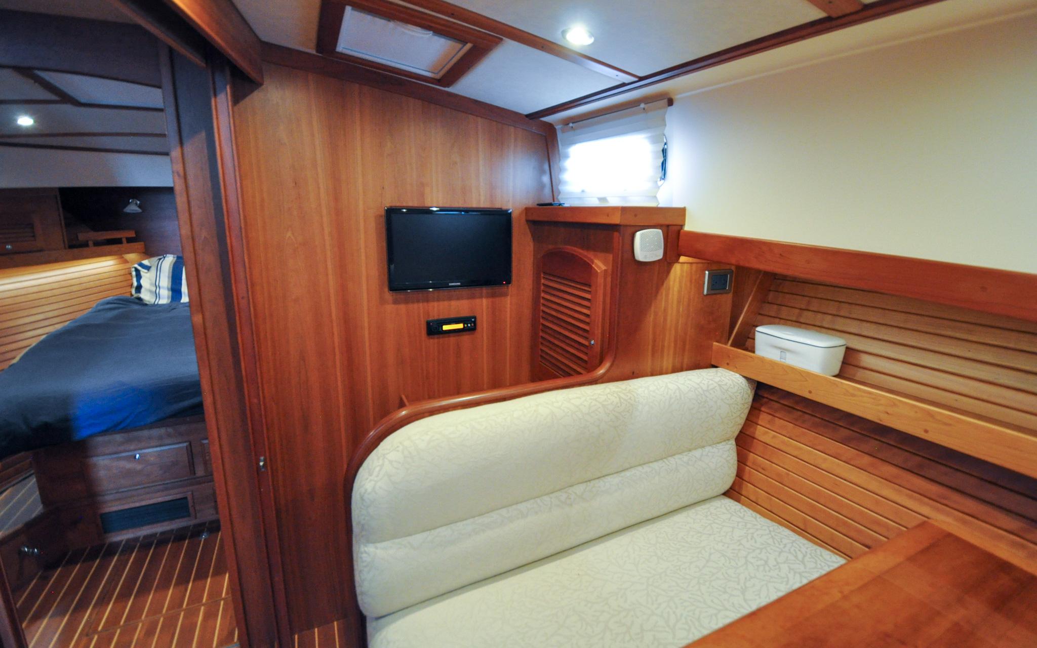 Sabre 42 Express - Dancin Seas - Guest Cabin/Lower Dinette - TV
