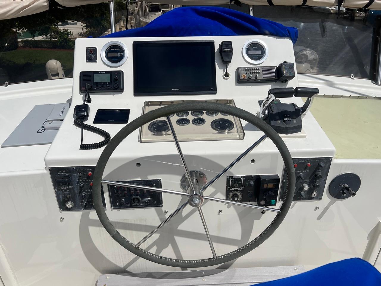 1986 Hatteras 63 Cockpit Motoryacht