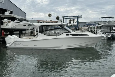 2024 Boston Whaler 325 Conquest