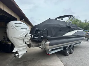 2024 Bennington 26 LXSFBA Quad Bench / Fast Back with Yamaha 450 Hp (In Stock)