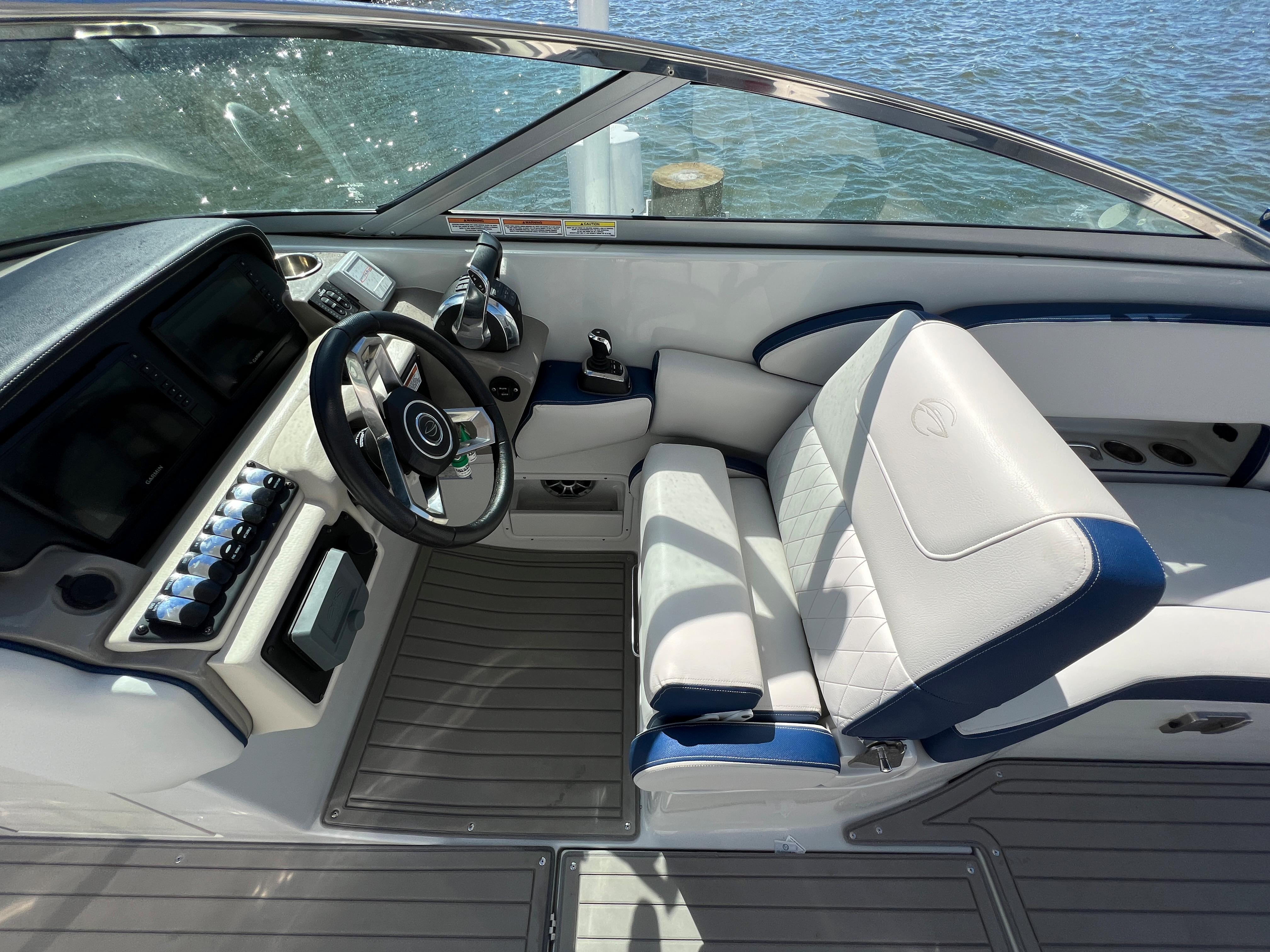 2022 Crownline E305 XS Starboard Helm Seating