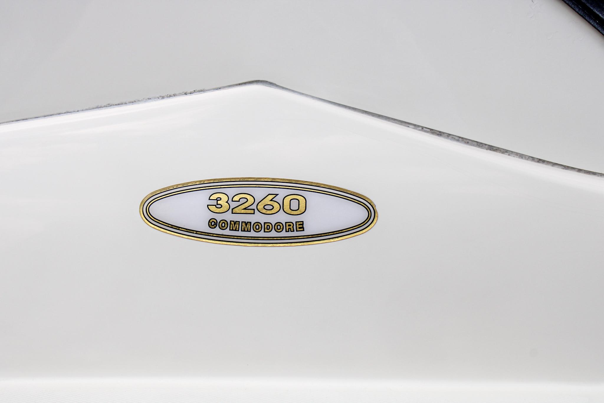 2000 Regal 3260 Commodore