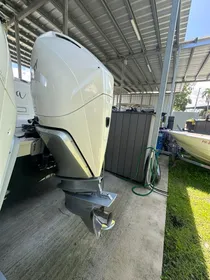 2022 Boston Whaler 325 Conquest