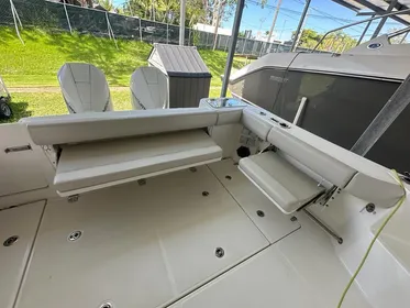 2022 Boston Whaler 325 Conquest