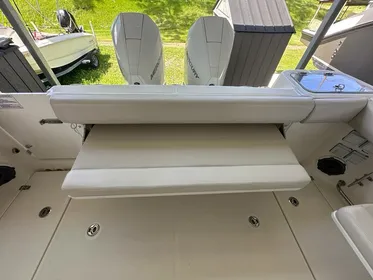 2022 Boston Whaler 325 Conquest