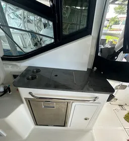 2022 Boston Whaler 325 Conquest