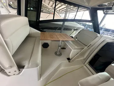 2022 Boston Whaler 325 Conquest