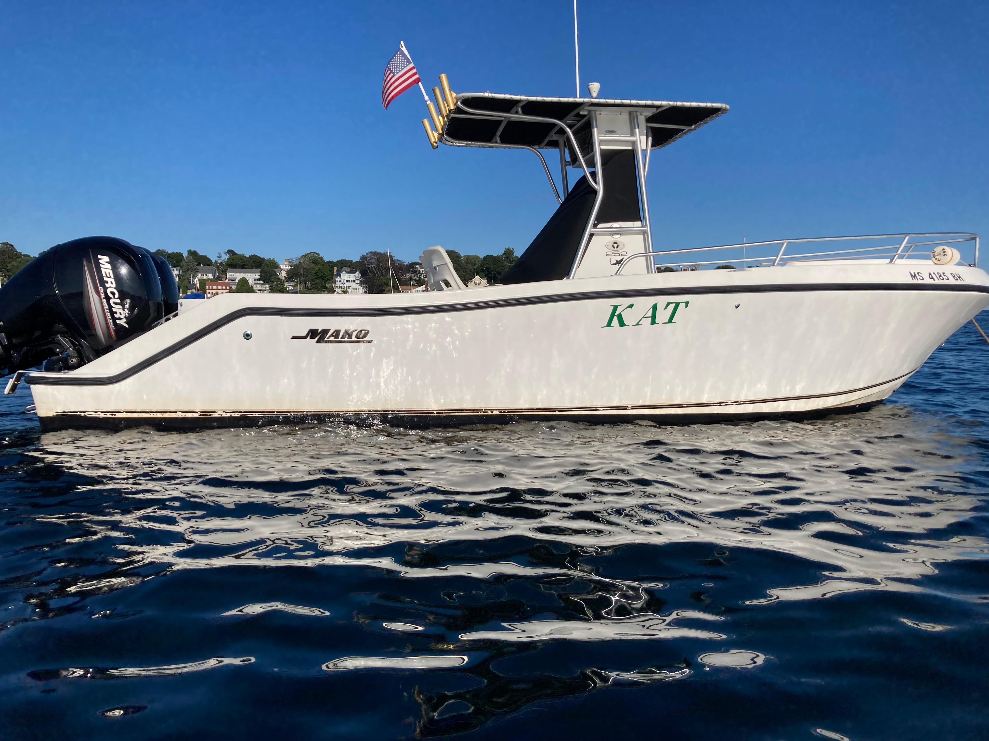 2000 Mako 252 Center Console