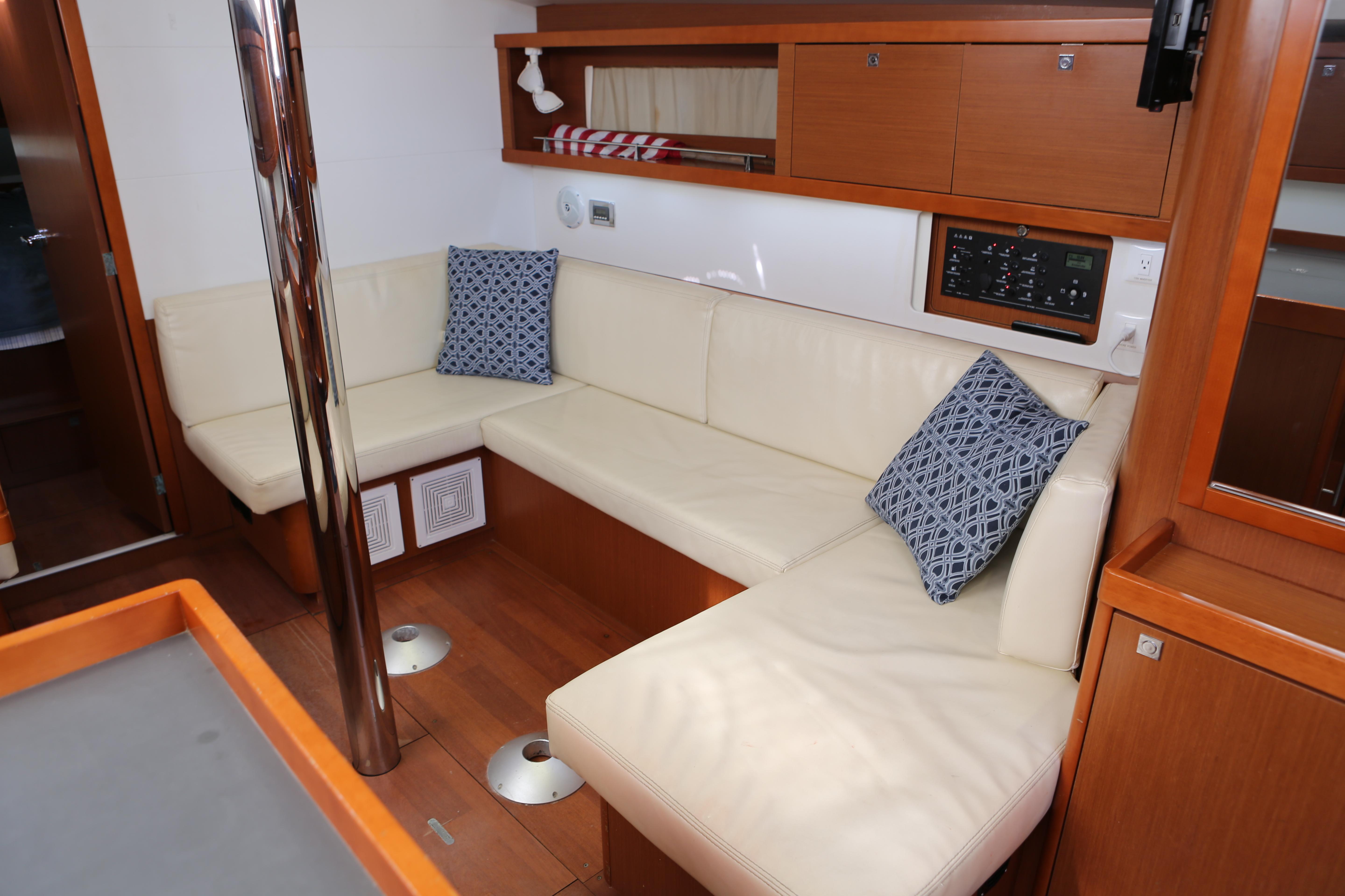 Starboard side settee (dining table is not  installed)