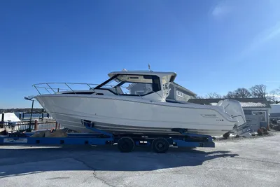 2024 Boston Whaler 325 Conquest