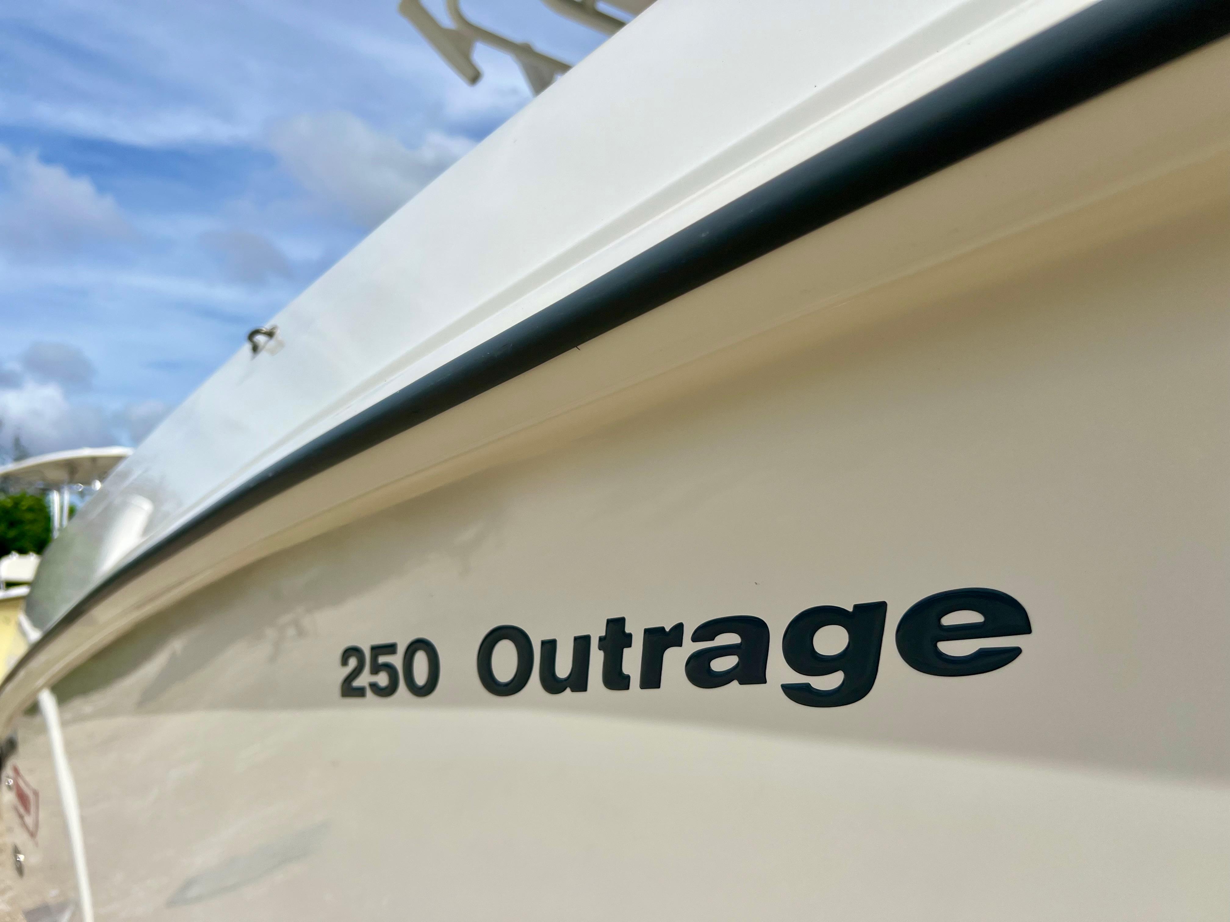 2015 Boston Whaler 250 Outrage