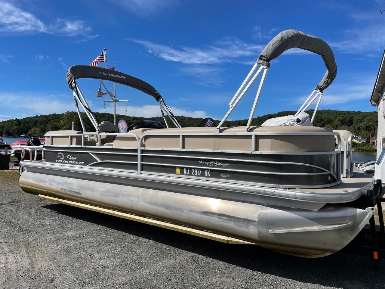 2017 Sun Tracker Party Barge 24 XP3