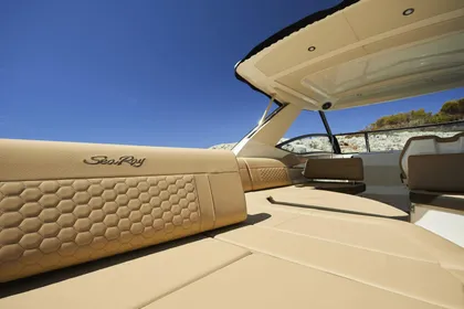 2025 Sea Ray 320 Sundancer