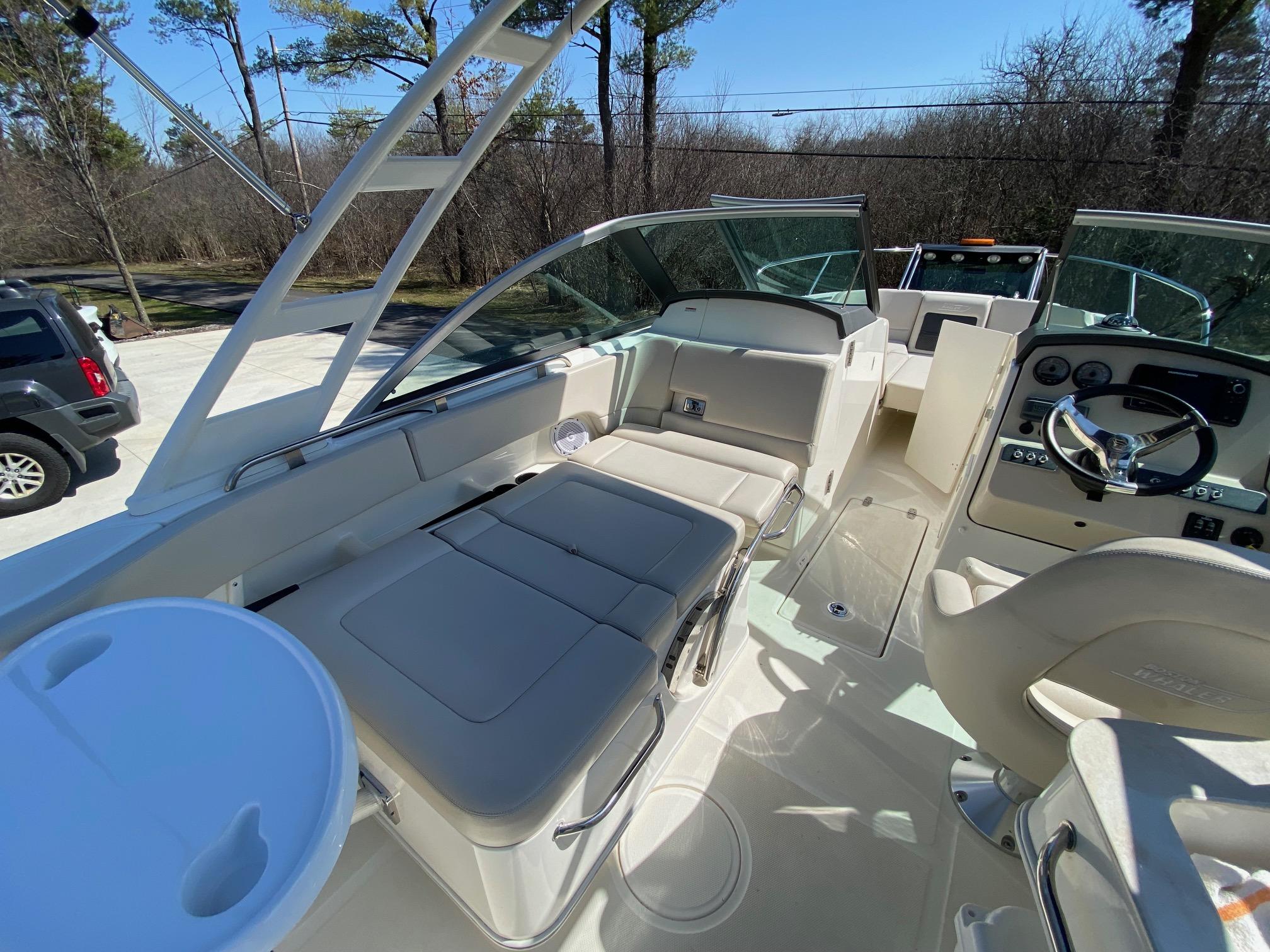 2018 Boston Whaler 230 Vantage