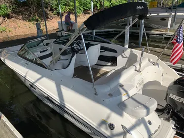 2014 Sea Ray 220 Sundeck Outboard