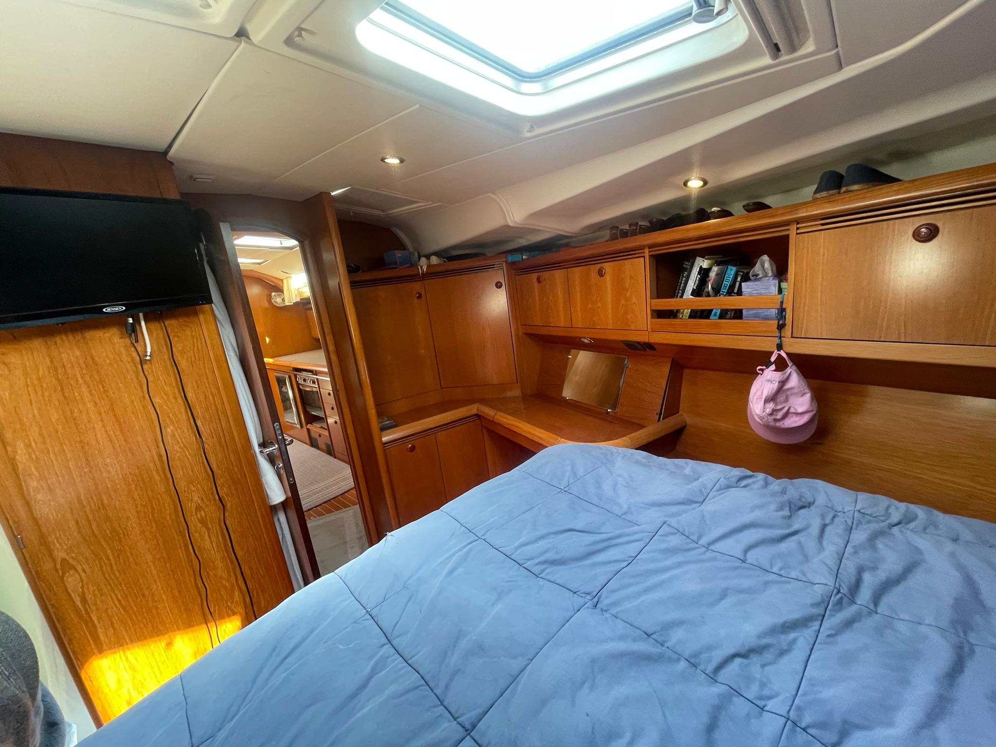 MASTER STATEROOM LOOKING AFT