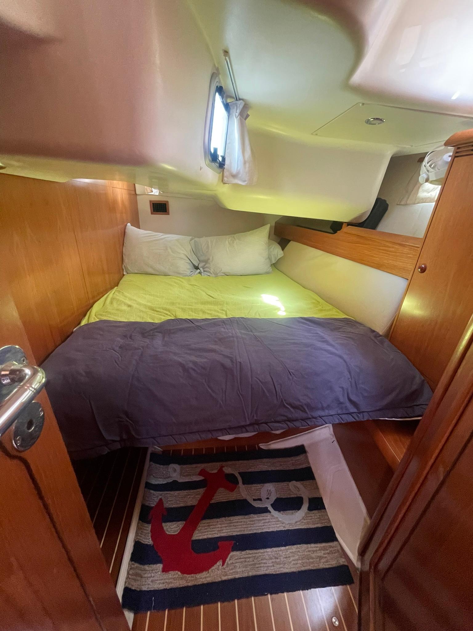 VIP/GUEST STATEROOM TO PORT W/DOUBLE BERTH