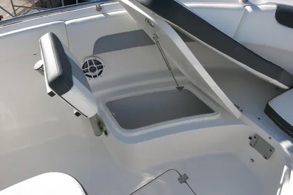 2024 Robalo 222 Explorer CC