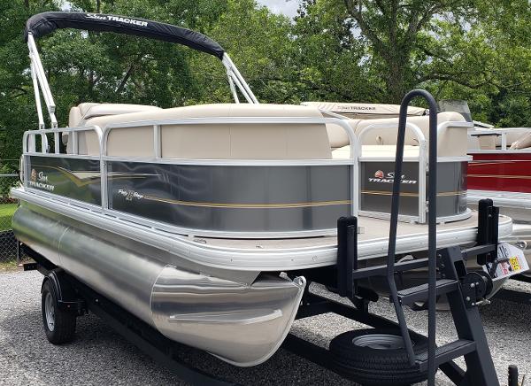 2024 Sun Tracker Party Barge® 18 DLX 21557G324