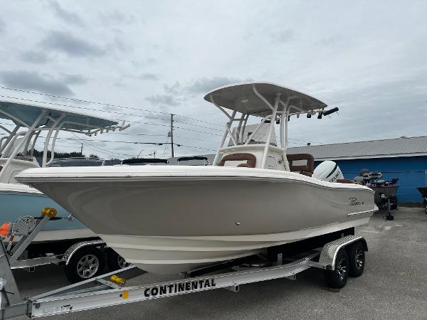 Outboard center console boat - Islander 222 - PIONEER BOATS - for fishing /  10-person max. / sundeck