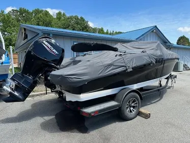 2022 Tahoe 200 S Ski and Fish