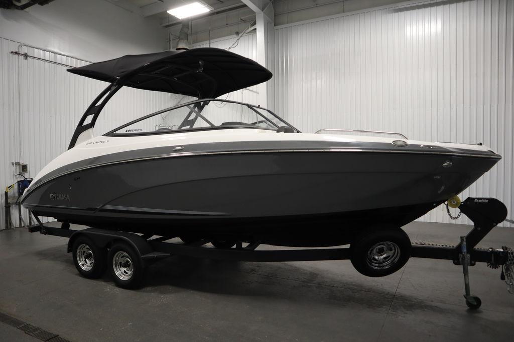 2019 Yamaha Boats 242 LTD S E-Series