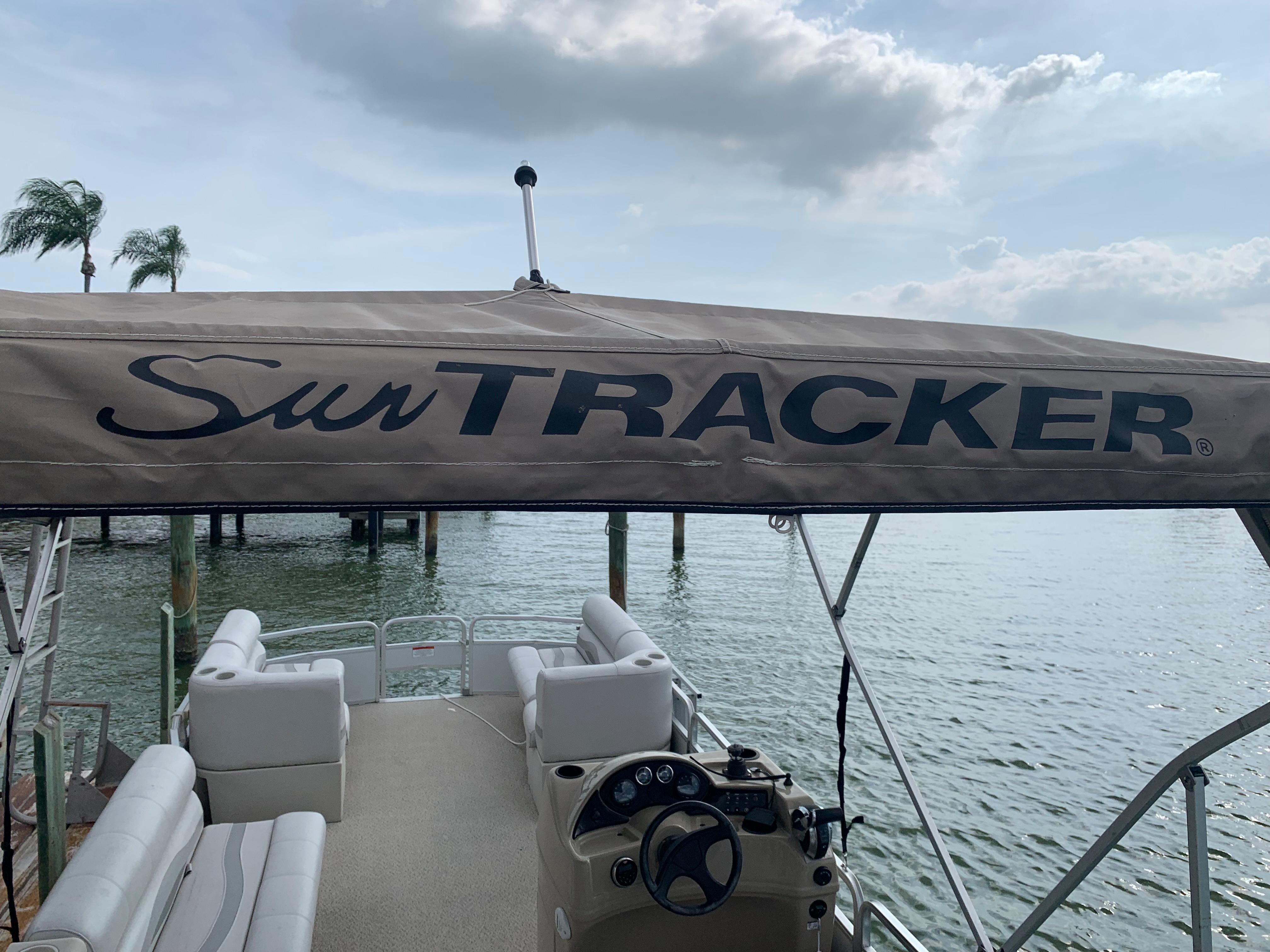 2003 Sun Tracker Fishin' Barge 25