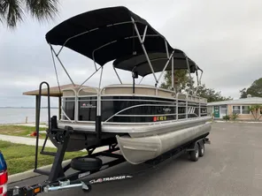 2022 Sun Tracker Party Barge 22 RF DLX