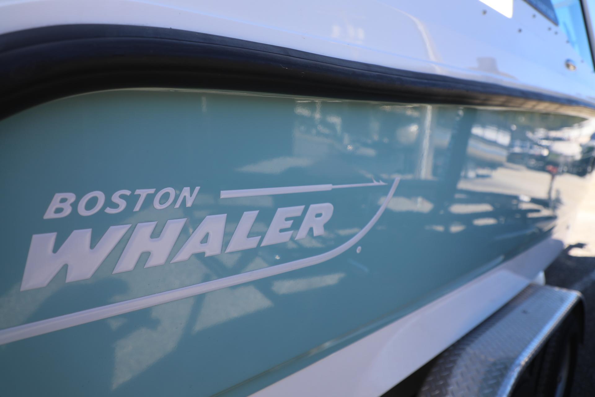 2021 Boston Whaler 24 VANTAGE