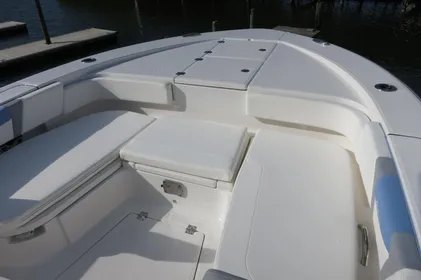 2024 Robalo R266 Skydeck