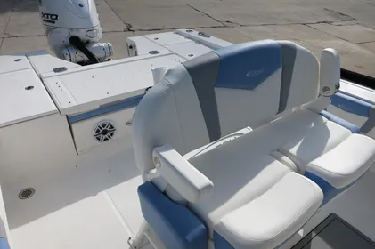 2024 Robalo R266 Skydeck