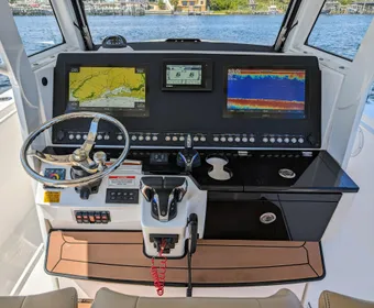 2021 Everglades 335 Center Console