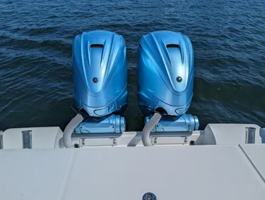 2021 Everglades 335 Center Console