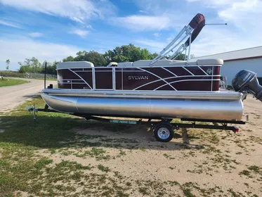 2024 Sylvan 820 CRUISE 40HP BUNK TRAILER