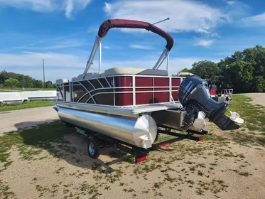 2024 Sylvan 820 CRUISE 40HP BUNK TRAILER