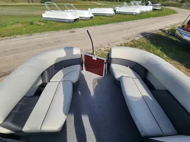 2024 Sylvan 820 CRUISE 40HP BUNK TRAILER