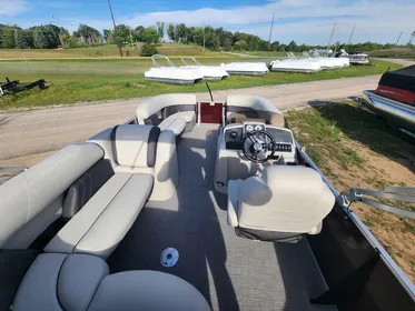 2024 Sylvan 820 CRUISE 40HP BUNK TRAILER