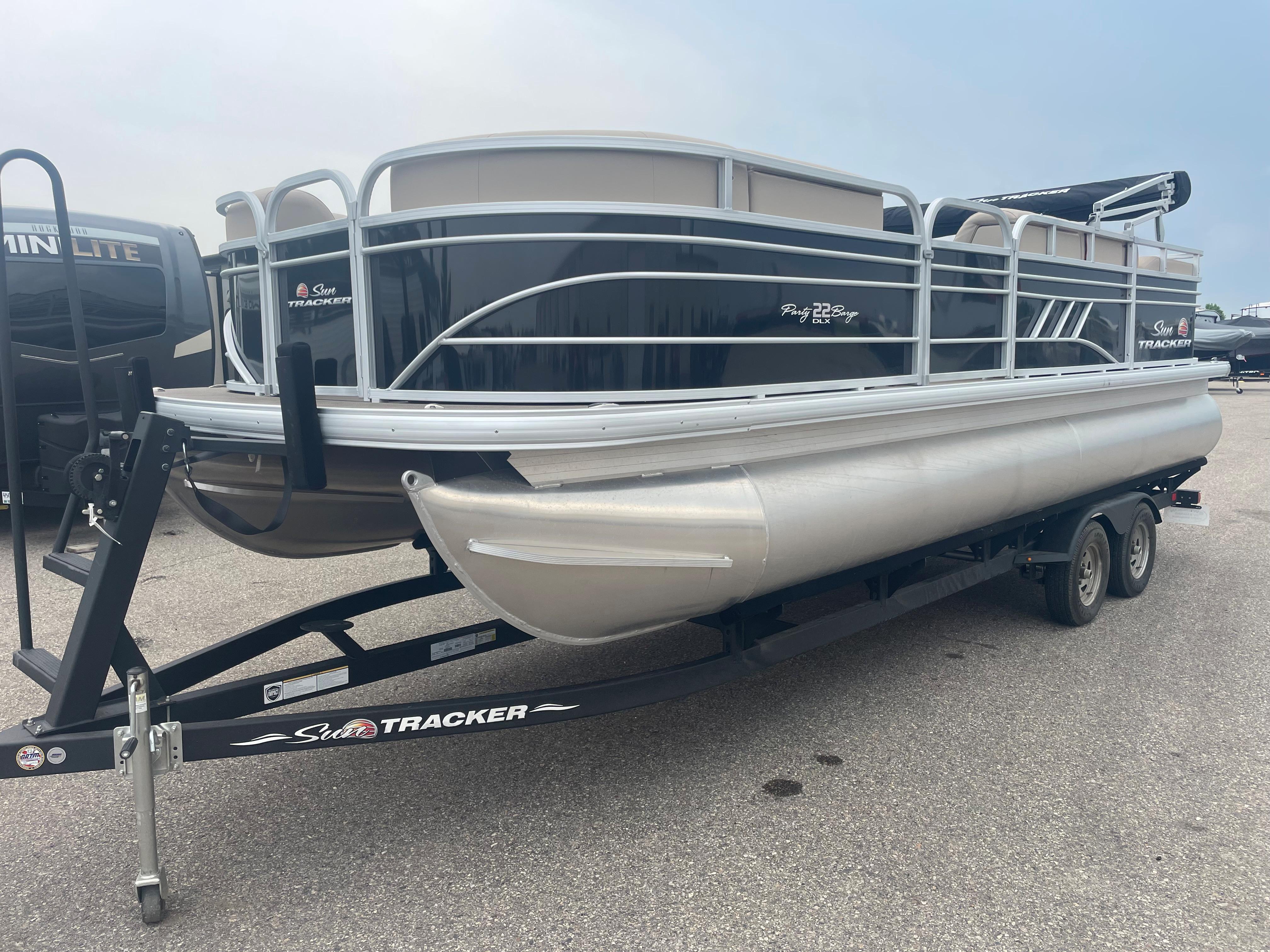 2021 Sun Tracker Party Barge 22 RF DLX
